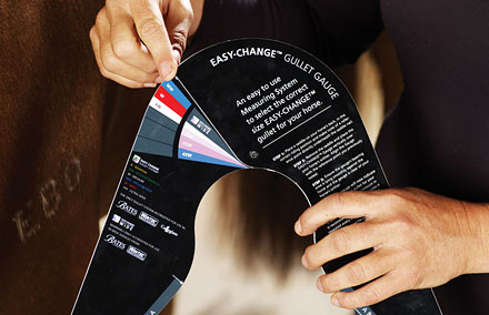 An EASY-CHANGE® Gullet Gauge indicating the correct coloured gullet.
